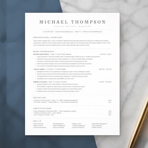 Plantilla de currículum minimalista compatible con sistemas ATS para Word, Google Docs y Pages. Currículum profesional y limpio con carta de presentación y referencias.