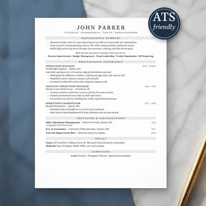 Pode incluir: Um modelo de currículo profissional para John Parker com seções para resumo profissional, experiência, educação, habilidades e idiomas. O documento inclui um emblema circular com o texto ATS friendly.