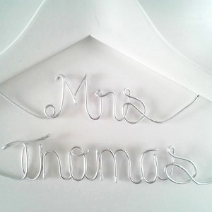 Percha dos líneas señora, el señor ,Perchas Nupcial personalizada,Percha Nombre, Percha de Boda, Regalo Boda Person imagen 3