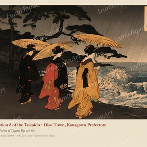Puede incluir: Un grabado japon&eacute;s en madera que muestra a tres figuras con kimono tradicional caminando por una orilla bordeada de pinos bajo la lluvia. Llevan paraguas de papel color canela cerca de un mar turbulento con olas de espuma blanca.