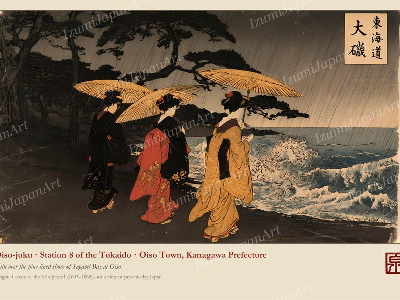 Puede incluir: Un grabado japon&eacute;s en madera que muestra a tres figuras con kimono tradicional caminando por una orilla bordeada de pinos bajo la lluvia. Llevan paraguas de papel color canela cerca de un mar turbulento con olas de espuma blanca.