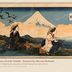 Puede incluir: Un grabado japon&eacute;s en madera que muestra a dos figuras con sombreros c&oacute;nicos y t&uacute;nicas tradicionales sentadas en una colina. Al fondo, el monte Fuji se alza sobre las nubes, con una bandada de p&aacute;jaros volando en el cielo azul y texto.