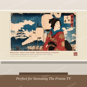 Puede incluir: Una impresi&oacute;n art&iacute;stica rectangular con una ilustraci&oacute;n al estilo de grabado japon&eacute;s de una persona con un kimono rojo estampado frente a una hilera de linternas de papel blanco y un castillo, con texto en japon&eacute;s y Odawara-juku.