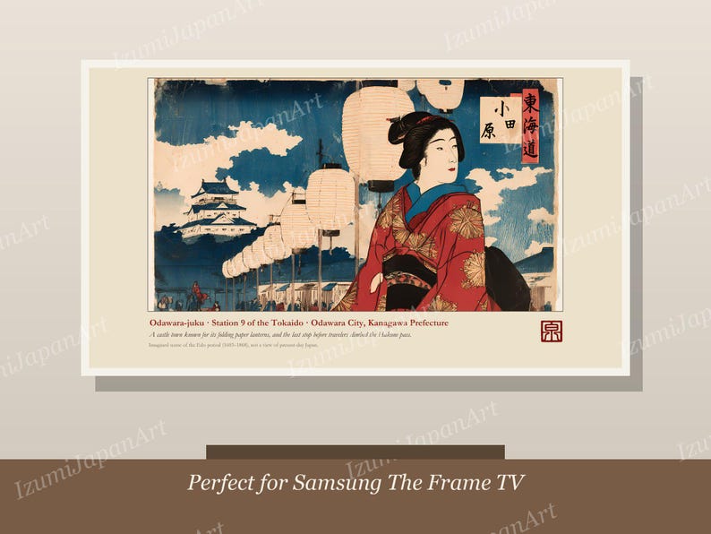 Puede incluir: Una impresi&oacute;n art&iacute;stica rectangular con una ilustraci&oacute;n al estilo de grabado japon&eacute;s de una persona con un kimono rojo estampado frente a una hilera de linternas de papel blanco y un castillo, con texto en japon&eacute;s y Odawara-juku.