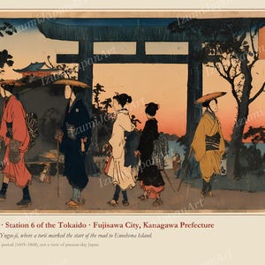Puede incluir: Un grabado japon&eacute;s en madera que muestra a cinco figuras caminando por un sendero hacia una gran puerta torii al atardecer. Las figuras visten t&uacute;nicas y sombreros tradicionales. Se ve un edificio a lo lejos y un cuadro de texto vertical.