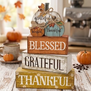Decorazioni autunnali con zucche impilate, 4 cartelli in legno, decorazioni per vassoio a più livelli con scritte "Grateful Thankful Blessed", centrotavola rustico per il Giorno del Ringraziamento, idea regalo.