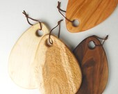 Tabla de cortar - Bandeja de servicio hecha a mano - Nogal macizo, Arce y madera de cerezo (12" Teardrop)