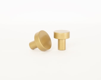 Cabinet Knobs - Round Door Knobs & Drawer Pulls - Modern Cabinet Hardware (Natural Brass)