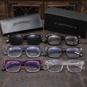 Puede incluir: Seis pares de gafas Chrome Hearts dispuestas en dos columnas. La fila superior presenta monturas negras sólidas, una con lentes oscuras. La fila central muestra monturas con degradado azul. La fila inferior muestra monturas con degradado morado y transparentes, todas con detalles en tono dorado.
