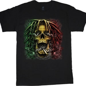 Puede incluir: Camiseta negra con un gráfico de una calavera dorada con rastas fumando un cigarrillo. La calavera está rodeada de humo verde, amarillo y rojo.