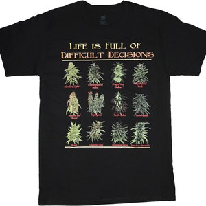 Op de afbeelding: Zwart T-shirt met de tekst "Life is full of difficult decisions" en een afbeelding van verschillende soorten marihuana.