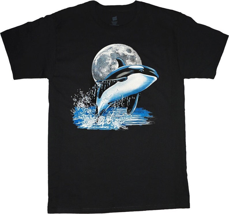 Peut inclure: T-shirt noir avec un motif d'une orque sautant hors de l'eau avec une pleine lune en arri&egrave;re-plan.