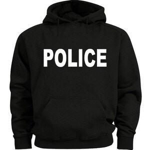Puede incluir: Sudadera con capucha negra con la palabra "POLICE" impresa en blanco en la parte delantera.