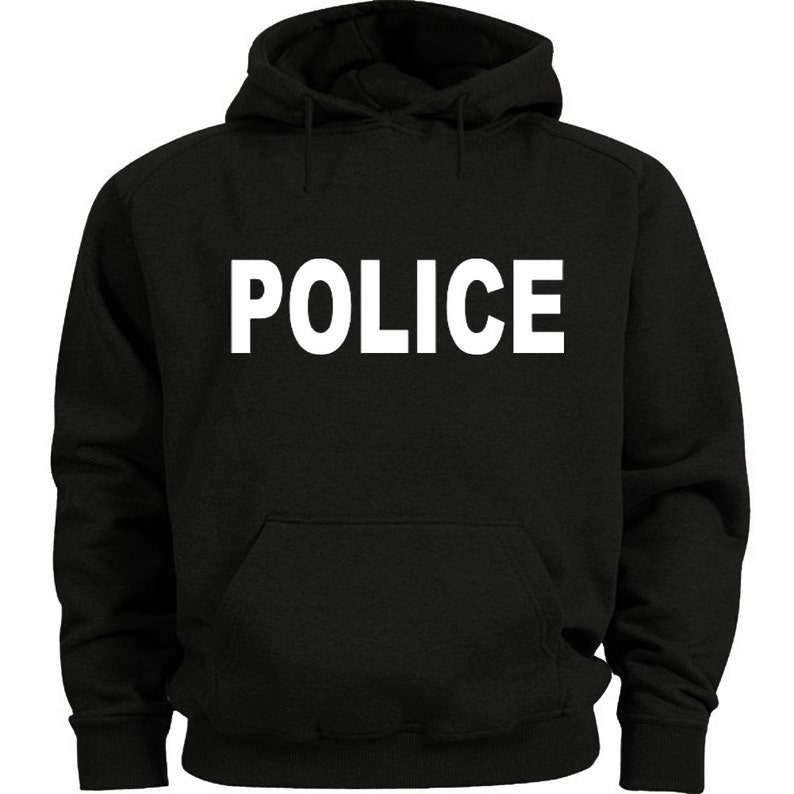 Puede incluir: Sudadera con capucha negra con la palabra "POLICE" impresa en blanco en la parte delantera.