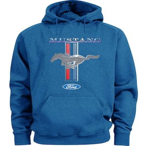 Puede incluir: Una sudadera con capucha azul con un logotipo de Ford Mustang plateado en la parte delantera. El logotipo presenta un caballo corriendo con las palabras "Mustang" y "Ford" en letras plateadas.
