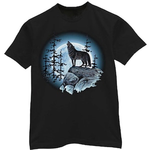 Mens T-shirt / Lone Wolf howling at the Moon