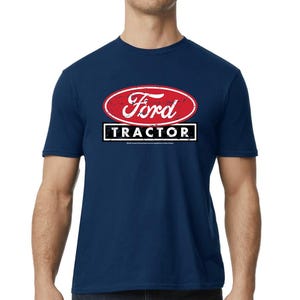 Puede incluir: Camiseta azul marino con el logotipo de Ford Tractor en rojo y blanco. El logotipo ovalado muestra la palabra "Ford" en escritura cursiva sobre "TRACTOR" en un rectángulo. La camiseta es de manga corta.