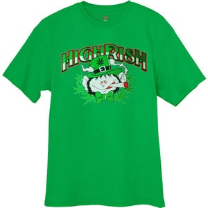 以下が含まれることがあります： 緑色のTシャツに、緑色の帽子をかぶってジョイントを吸っている漫画の妖精が描かれています。妖精の上に「HIGH RISH」という文字が赤と緑で印刷されています。