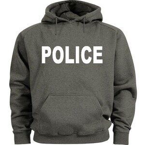 Puede incluir: Una sudadera con capucha de color gris oscuro con la palabra "POLICE" impresa en blanco en la parte delantera.