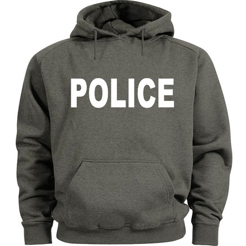 Puede incluir: Una sudadera con capucha de color gris oscuro con la palabra "POLICE" impresa en blanco en la parte delantera.