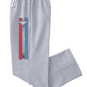 Peut inclure: Pantalon de survêtement gris avec un motif rouge, blanc et bleu d'un cheval et le mot "Mustang" sur la jambe gauche.