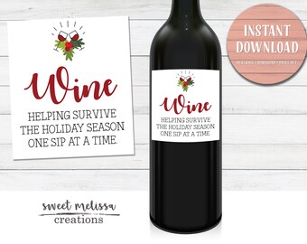 Puede incluir: Una etiqueta de botella de vino imprimible con un diseño navideño rojo y verde. La etiqueta dice "Wine Helping Survive The Holiday Season One Sip At A Time."