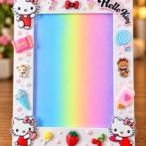 Handgjord Hello Kitty Decoden fotoram | Kawaii regnbågsfärgad pastellfärgad fotoram | Söt flickrumsinredning | Present till Hello Kitty-fans | 4x6-ram