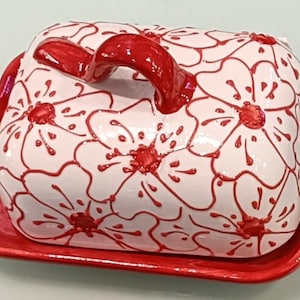 Manteigueira artesanal espanhola em cerâmica vermelha com estampa floral, com tampa (16,5 cm x 13 cm)