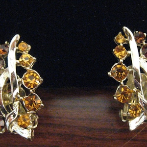 Amber Color & Orangey Rhinestone Clip Earrings Lovely Golden Art Deco Design. Match them with Vintage Pin in our Shop. Looks very similar!