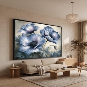Peut inclure: Une grande œuvre d'art murale rectangulaire représentant trois fleurs de pavot bleues proéminentes avec des gouttelettes d'eau visibles sur les pétales, sur un fond aux tons neutres, encadrée par un cadre noir fin fixé au mur.