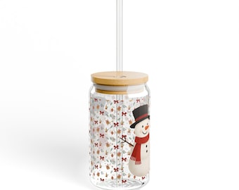 Bicchiere decorato con pupazzo di neve e piccoli dettagli.