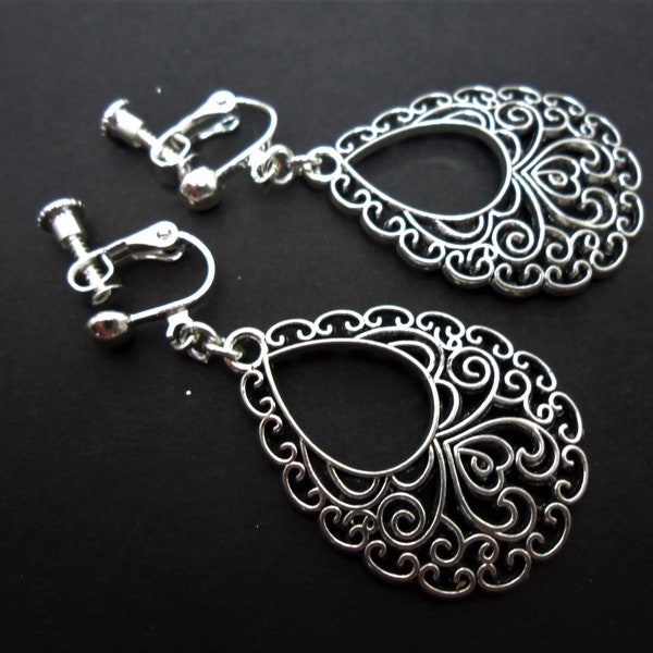 A pair of pretty tibetan silver filigree teardrop dangly screw back clip on earrings.