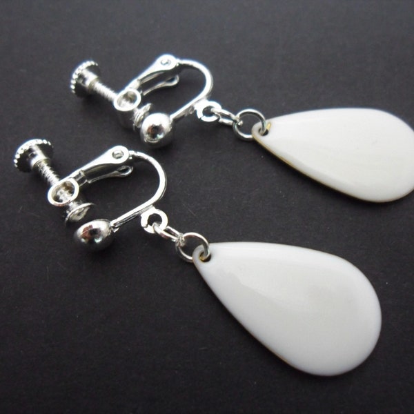 A pair of pretty white enamel teardrop dangly screw back clip on earrings.