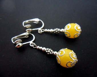 A pair of pretty yellow jade bead  dangly clip on earrings. new.