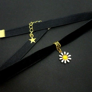 A ladies/girls black velvet & gold colour  10mm (half inch) choker daisy flower necklace.