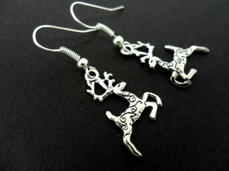 Nueva. Un Par Lindo Dangly Pendientes De Clip Plata Tibetana
