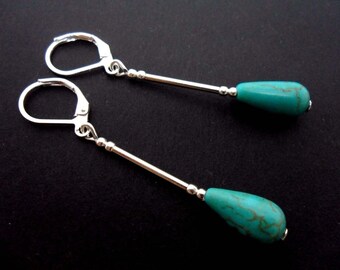 Una coppia di bella mano fatta a goccia argento e turchese tibetano tallone dangly orecchini gancio leverback. Nuovo.