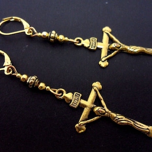 Ein Paar goldfarbene lange Kreuz kruzifix zierliche Leverback Haken Ohrringe.