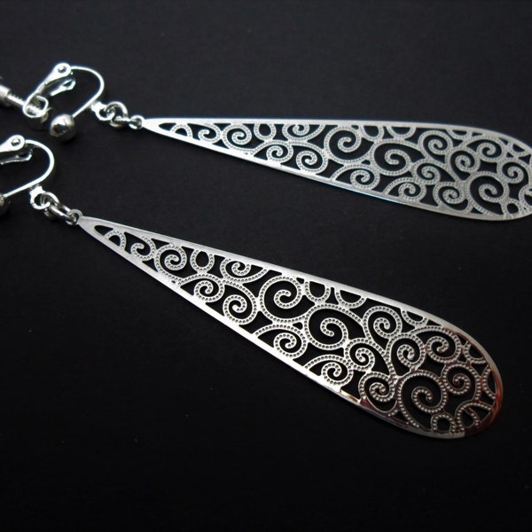 Ein Paar lange, handgemachte Silberfarbene filigrane Tropfen Schraubrückenclips an Ohrringen. Neu.