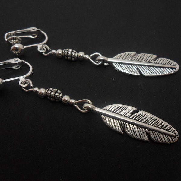 Une paire de main faite tibétaine argent plume dangly sur le titre dangly clip sur boucles d’oreilles. Nouveau.