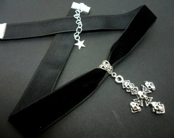 A ladies/girls black velvet 16mm (one inch) choker & skull cross  charm necklace.