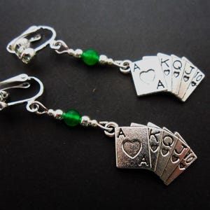 Une paire de cartes à jouer tibétaines en argent et en jade vert, cartes à jouer et clips pendantes sur des boucles d'oreilles. neuf.