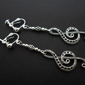 A pair of cute tibetan silver treble clef musical note  themed  dangly screw back clip on earrings.