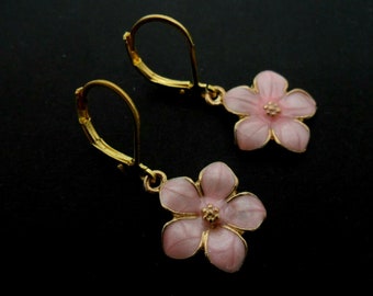 Une paire de boucles d’oreilles de crochet à levier sur le papier à levier à fleurs dorées/roses. Nouveau.