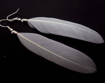 Une paire de longues boucles d’oreilles d’aile boucles d’oreilles de plume grise.