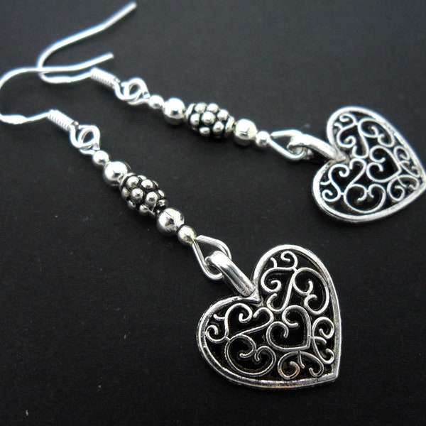 Een paar met de hand gemaakt hart thema Tibetaanse zilveren dangly oorbellen met 925 massief zilveren haken.