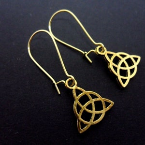 Ein Paar goldFarbe keltischen Knoten Ohrringe auf Nierendraht Haken. Neu.
