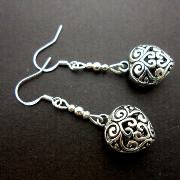 Une paire de boucles d’oreilles tibétaines en argent sur le thème du cœur faites à la main avec 925 crochets en argent massif.