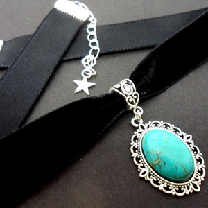 A ladies/girls black velvet 16mm (one inch) choker turquoise stone necklace.