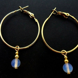 Ein Paar Goldfarben 30mm 1 &quot;Reifen und opalite Perlenohringe.